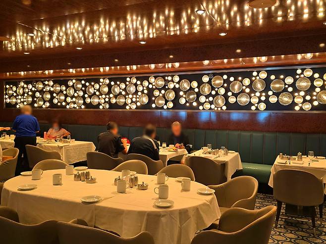 로얄캐리비안 크루즈 앤썸호 정찬 식당 내부 / 사진=김혜성 여행+ 기자