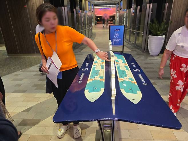 크루즈 전문 인솔자가 선내 시설을 설명 중이다 / 사진=김혜성 여행+ 기자