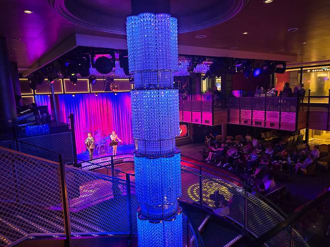 크루즈 내 공연장 / 사진=김혜성 여행+ 기자