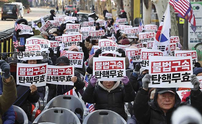 [서울=뉴시스] 김근수 기자 = 대한민국바로세우기국민운동본부(대국본) 10일 서울 종로구 헌법재판소 인근에서 윤석열 대통령 탄핵 반대 집회 하고 있다. 2025.02.10