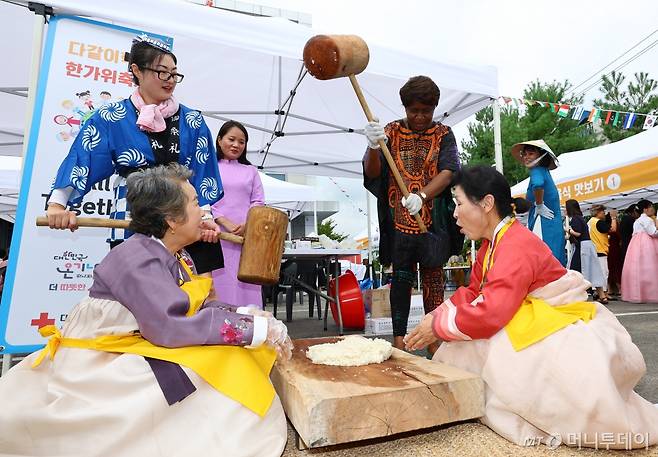 [서울=뉴시스] 황준선 기자 = 5일 오전 서울 양천구 대한적십자사 서울지사 서부봉사관에서 열린 다같이 학교 한가위 축제에서 다문화 가구 여성들이 떡매치기 체험을 하고 있다. 2024.09.05.  /사진=황준선
