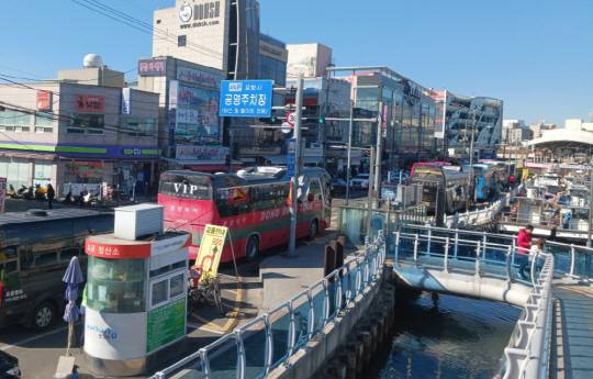 지난 8일 경북 포항시 죽도시장 인근에  관광버스가 줄 지어 서 있다. 포항시청 제공