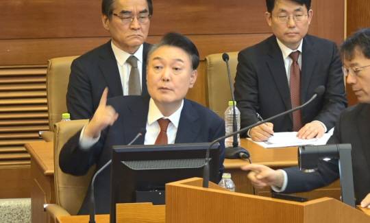 윤석열 대통령이 11일 서울 종로구 헌법재판소에서 열린 본인의 탄핵심판 7차 변론에 피청구인으로 출석해 발언하고 있다. 헌법재판소 제공