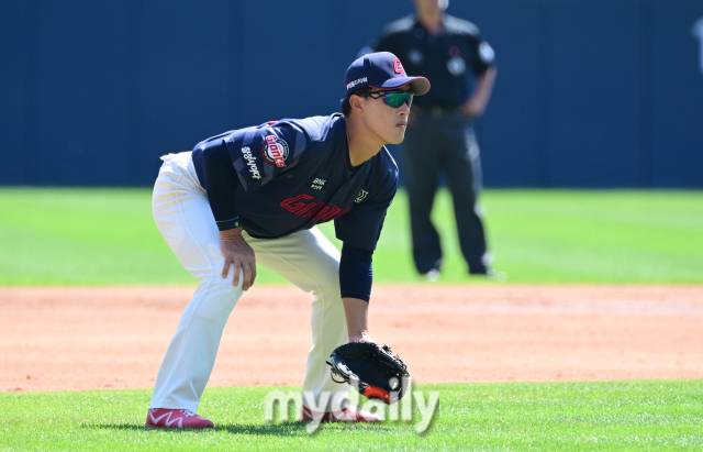 2024년 9월 1일 서울 잠실구장에서 '2024 신한 SOL Bank KBO리그, 롯데 자이언츠와 두산 베어스의 경기가 열렸다. 롯데 3루수 노진혁이 수비를 준비하고 있다./마이데일리