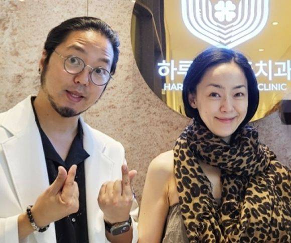 우림 보컬 김윤아씨와 남편 김형규씨. [하루플란트치과 홈페이지]