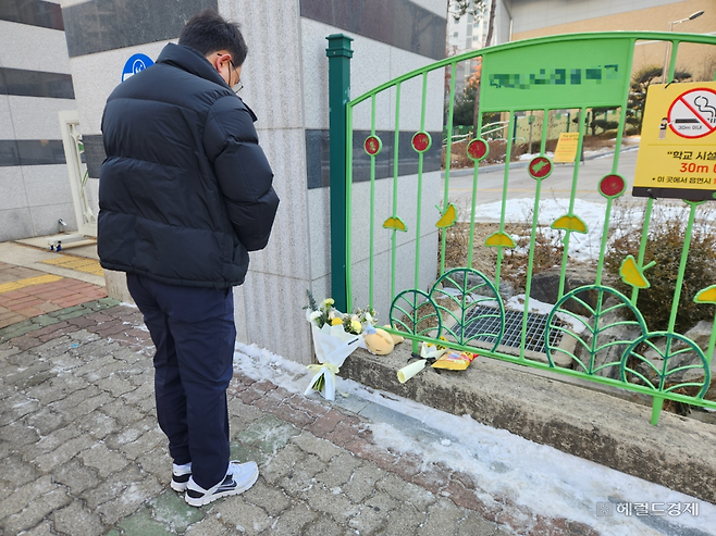 대전의 한 초등학교에서 교사가 학생을 흉기로 찔러 살해하는 사건이 발생했다. 해당 초등학교 앞에서 인근에 거주하는 주민이 추모하고 있는 모습. 이영기 기자