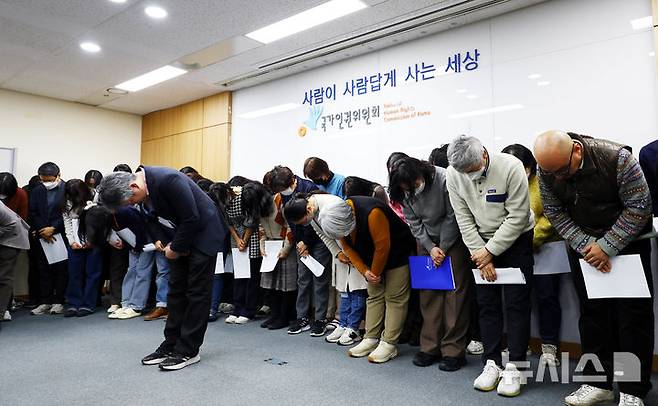 [서울=뉴시스] 박주성 기자 = 국가인권위원회 문정호 전국공무원노조 국가인권위 지부장을 비롯한 직원들이 11일 오후 서울 중구 국가인권위원회에서 호소문을 낭독하기 전 인사를 하고 있다.이날 호소문에는 인권위원장과 몇몇 위원들이 합을 맞춰 윤석열 대통령의 반헙법적 비상계엄 선포를 옹호하고 대통령 지키기에 급급했다며 인권위가 지향해왔던 인권의 가치를 지켜내는 데 온 힘을 쏟겠다는 내용이 담겼다. 2025.02.11. park7691@newsis.com