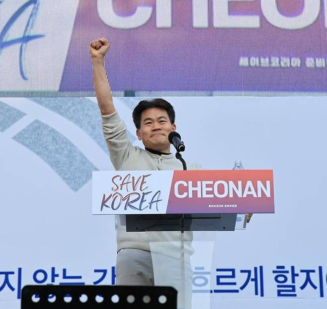 [천안=뉴시스] 한국사 일타강사 전한길 씨가 충남 천안에서 열린 윤석열 대통령 탄핵 반대 집회에 참석해 발언하고 있다. 2025.2.11 spacedust1@newsis.com *재판매 및 DB 금지