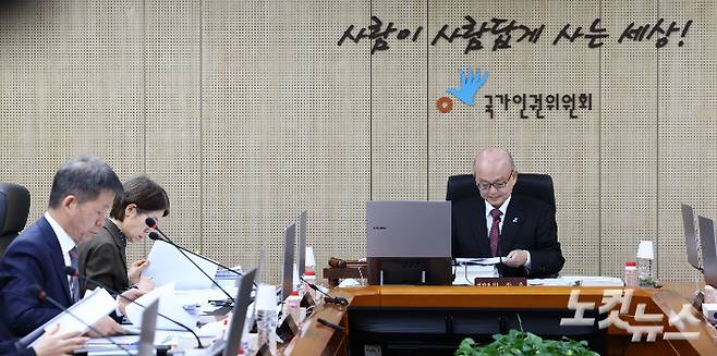 안창호 국가인권위원장이 10일 오후 서울 중구 인권위에서 열린 2차 전원위원회에서 안건을 심의하고 있다.이날 전원위에는 윤석열 대통령의 탄핵심판 방어권 보장 등의 내용이 담긴 '계엄 선포로 야기된 국가의 위기 극복 대책 권고의 건'이 상정됐다. 류영주 기자