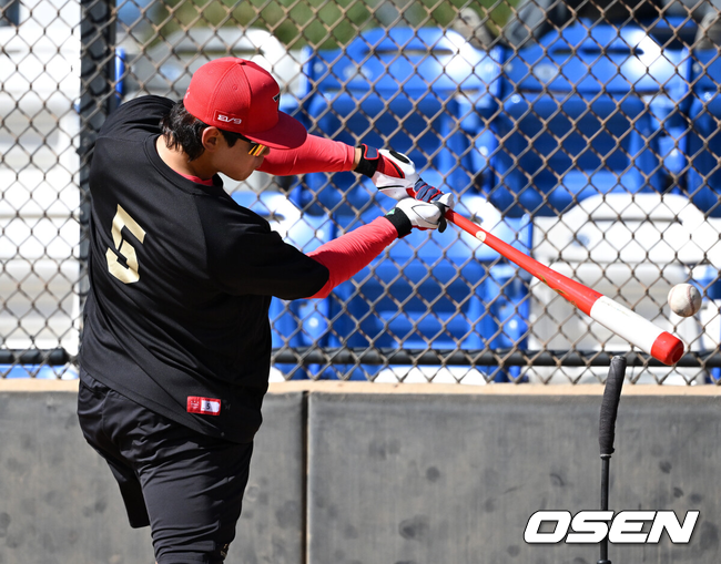 [OSEN=어바인(미국), 이대선 기자] 11일(한국시간) 미국 캘리포니아주 어바인 그레이트파크 베이스볼 컴플렉스에서 KIA 타이거즈의 1차 스프링캠프가 진행됐다.KIA 선수단은 오는 18일 미국에서 출발해 19일 인천으로 입국한 뒤 20일에 일본 오키나와로 건너가 21일부터 3월 4일까지 킨 구장에서 본격적인 실전을 치른다.KIA 김도영이 타격 훈련을 하고 있다. 2025.02.11 / sunday@osen.co.kr