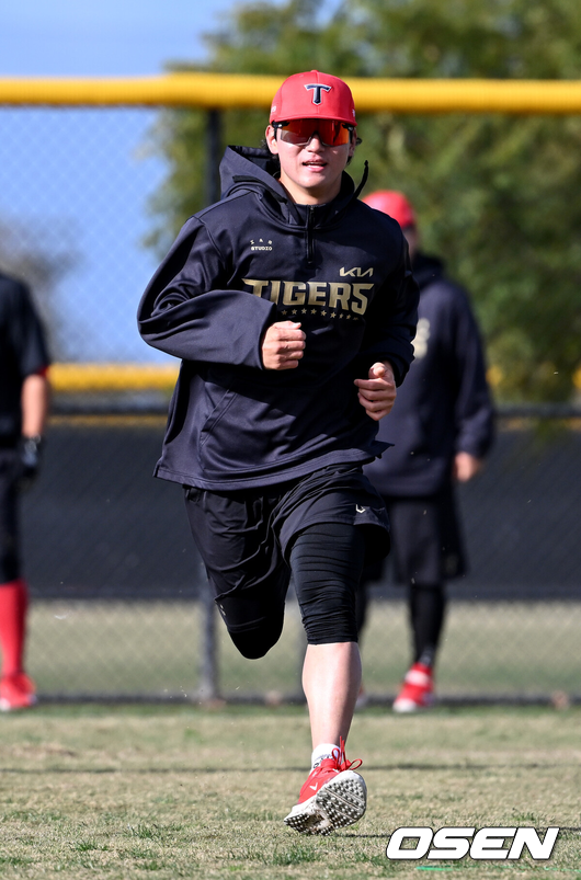 [OSEN=어바인(미국), 이대선 기자] 11일(한국시간) 미국 캘리포니아주 어바인 그레이트파크 베이스볼 컴플렉스에서 KIA 타이거즈의 1차 스프링캠프가 진행됐다.KIA 선수단은 오는 18일 미국에서 출발해 19일 인천으로 입국한 뒤 20일에 일본 오키나와로 건너가 21일부터 3월 4일까지 킨 구장에서 본격적인 실전을 치른다.KIA 김도영이 러닝을 하고 있다. 2025.02.11 / sunday@osen.co.krㅊ