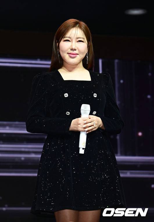 [OSEN=김성락 기자] 11일 오후 서울 스카이아트홀 가수 송가인의 정규 4집 앨범 발매 기념 쇼케이스 행사가 열렸다. 이번 4집 앨범은 기존 정통 트로트 뿐 아니라 발랃, 모던 가요 등 장르의 곡들로 가득 채웠다. 더블 타이틀곡 '아사달'과 '눈물이 난다'를 비롯해 직접 작사에 참여한 '평생' 등 총 9곡을 담았다. 가수 송가인이 멋진 공연을 펼치고 있다.  2025.02.11 / ksl0919@osen.co.kr