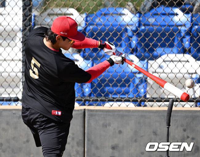 [OSEN=어바인(미국), 이대선 기자] 11일(한국시간) 미국 캘리포니아주 어바인 그레이트파크 베이스볼 컴플렉스에서 KIA 타이거즈의 1차 스프링캠프가 진행됐다.KIA 선수단은 오는 18일 미국에서 출발해 19일 인천으로 입국한 뒤 20일에 일본 오키나와로 건너가 21일부터 3월 4일까지 킨 구장에서 본격적인 실전을 치른다.KIA 김도영이 타격 훈련을 하고 있다. 2025.02.11 / sunday@osen.co.kr