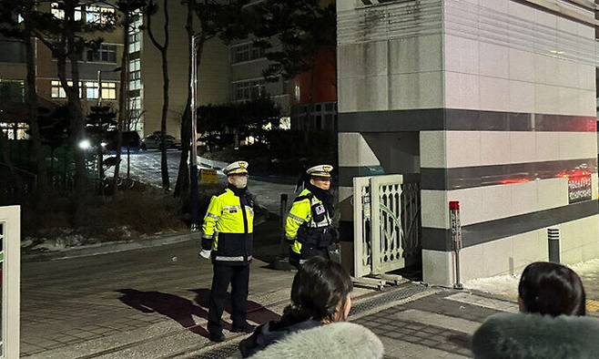 10일 대전 서구 한 초등학교에서 초등학교 1학년 A양이 흉기에 찔려 사망하는 사고가 발생했다. 사고가 발생한 초등학교에 경찰이 통제하고 있다. 뉴스1