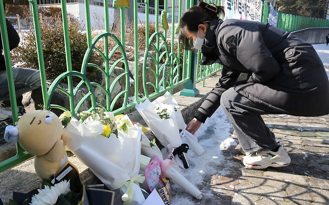 지난 10일 대전 서구 한 초등학교에서 1학년 고 김하늘 양이 교사에 의해 사망하는 사고가 발생했다. 11일 범행이 발생한 학교 앞에서 한 시민이 김양을 추모하고 있다. 대전=뉴스1