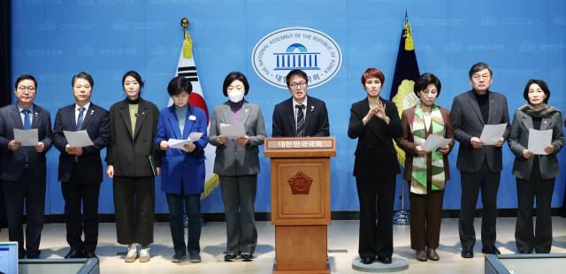 박주민 국회 보건복지위원장을 비롯한 더불어민주당 의원들이 11일 오전 서울 여의도 국회 소통관에서 "민주당이 중증외상 수련센터 예산을 삭감했다"고 발언한 오세훈 서울시장을 규탄하는 기자회견을 하고 있다. 뉴스1