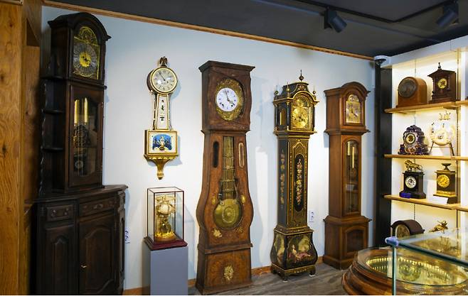 1700년대 제작된 대형 괘종시계.