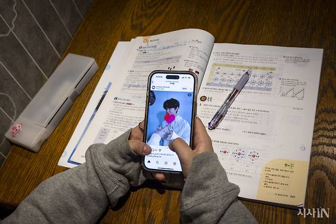 아이들이 폰에 의존하게 되는 원인 1위는 ‘폰보다 재미있는 게 없어서’였다. ⓒ시사IN 포토