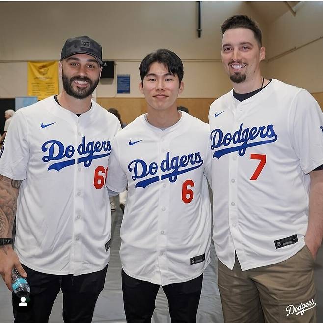 ▲ 김혜성(가운데)은 올해 새롭게 영입된 태너 스캇(왼쪽), 블레이크 스넬(오른쪽)과 더불어 다저스의 개막 26인 로스터에 합류할 선수로 이름을 올렸다 ⓒLA 다저스 구단 SNS