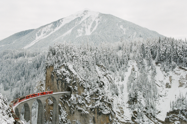 빨간색 래티셰 기차가 철교를 지나가는 장면 / 스위스정부관광청