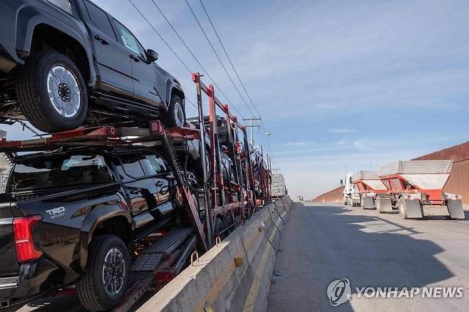 멕시코 티후아나에서 미국으로 수출용 차량 싣고 이동하는 트레일러 [AFP 연합뉴스. 재판매 및 DB 금지]
