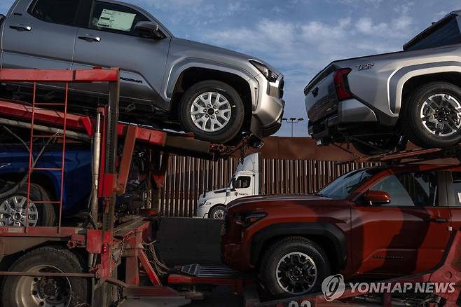 차량 싣고 미국 국경 인근 지나가는 멕시코 트레일러  [AFP 연합뉴스 자료사진. 재판매 및 DB 금지]