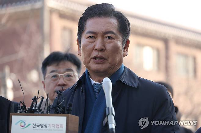 입장 밝히는 정청래 국회 탄핵소추단장 (서울=연합뉴스) 정청래 국회 탄핵소추위원장이 11일 서울 종로구 헌법재판소에서 열린 윤석열 대통령 탄핵 심판 7차 변론기일에 출석하기에 앞서 입장을 밝히고 있다. 2025.2.11 [사진공동취재단] photo@yna.co.kr