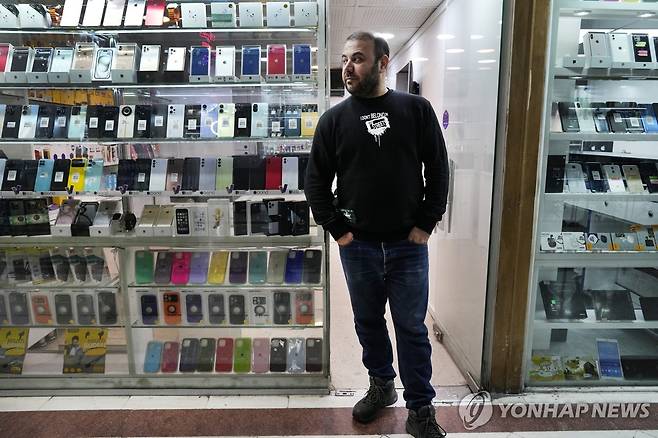 이란 테헤란 시내의 한 스마트폰 가게 [AP 연합뉴스 자료사진. 재판매 및 DB 금지]