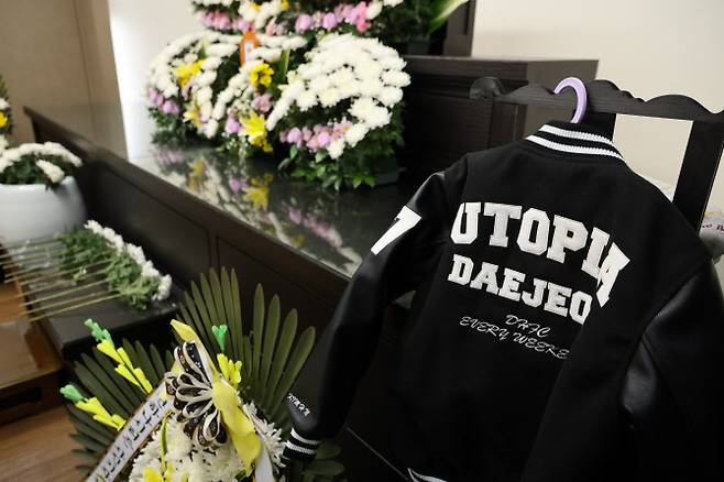 11일 오후 대전 서구 한 장례식장에 마련된 김하늘(8)양의 빈소. 유족에 따르면 하늘이는 생전 축구를 좋아하는 아버지와 함께 대전시티즌서포터즈 활동을 해왔다. 빈소에는 하늘이가 입었던 서포터즈 유니폼이 걸려 있다.사진=연합뉴스