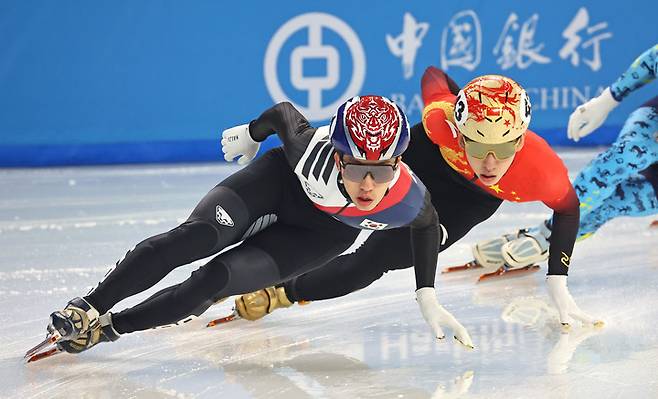 박지원과 린샤오쥔(뒤)이 달리고 있다