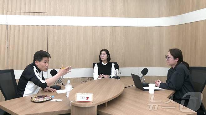 공무원 시험 한국사 '일타강사'인 전한길 씨가 12일 뉴스1TV '이슈 LIVE'에 출연하고 있다. 2025.2.12/뉴스1