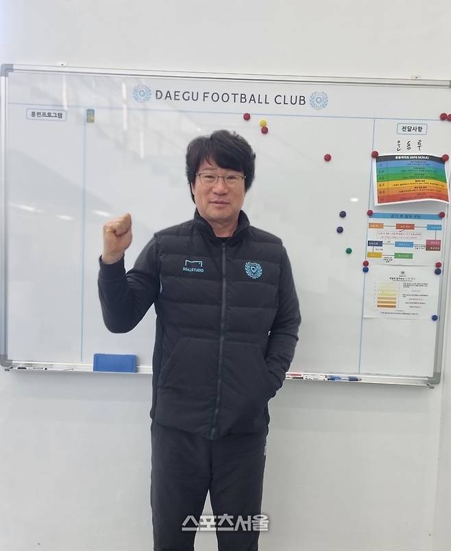 대구 박창현 감독이 클럽하우스에서 본지와 인터뷰 한 뒤 포즈를 취하고 있다. 사진 | 대구=박준범기자