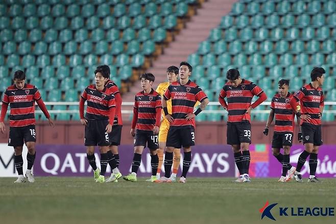 포항 선수들이 11일 가와사키전에서 패한 뒤 아쉬워하고 있다. 사진 | 한국프로축구연맹
