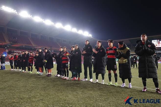 포항 선수들이 11일 가와사키전에서 패한 뒤 아쉬워하고 있다. 사진 | 한국프로축구연맹