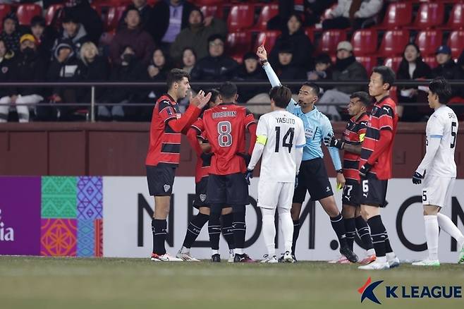 포항 아스프로(왼쪽에서 첫 번째)가 11일 가와사키전에서 경고 누적으로 퇴장당하고 있다. 사진 | 한국프로축구연맹