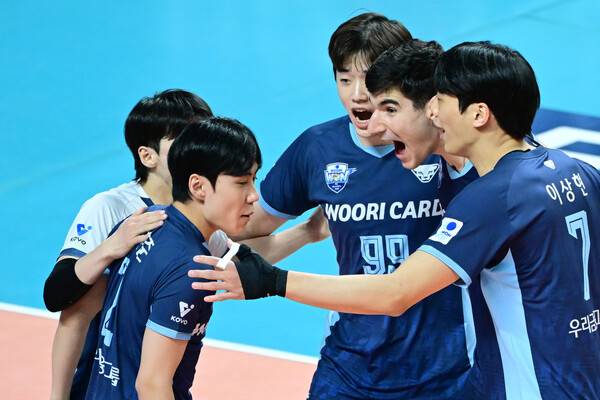 우리카드 선수단이 12일 장충체육관에서 치러진 한국전력과의 도드람 2024-2025 V리그 5라운드 경기에서 득점 후 환호하고 있다. 사진┃KOVO