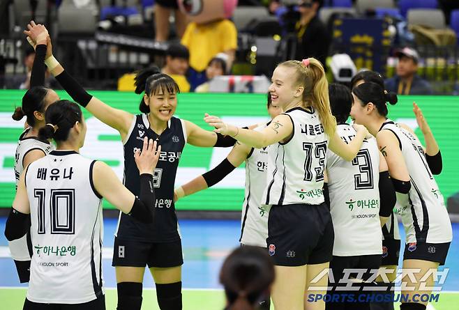 4전5기 끝 감격스러운 현대건설전 시즌 첫 승