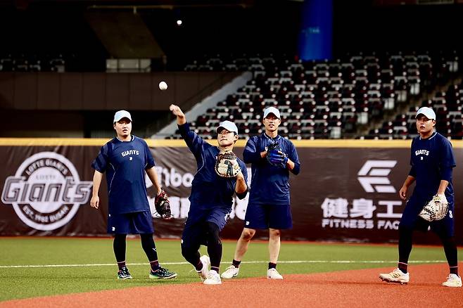 타이페이돔에서 현지 적응 훈련중인 롯데 선수들. 사진제공=롯데 자이언츠