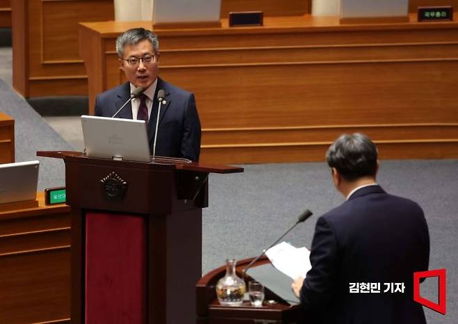 김석우 법무부 장관 직무대행이 12일 국회에서 열린 정치·외교·통일·안보 대정부질문에서 의원 질의에 답변하고 있다. 2025.2.12 김현민 기자