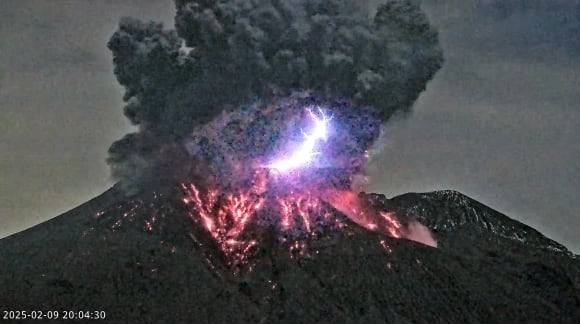 9일 사쿠라지마 화산 폭발 중 포착된 화산 번개. /유튜브 영상 캡처