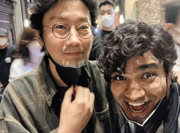 지난 2022년 고레에다 히로카즈 감독의 영화 ‘브로커’ 시사회장에서 만난 황동혁(왼쪽) 감독과 아누팜. /아누팜 트리파티 제공