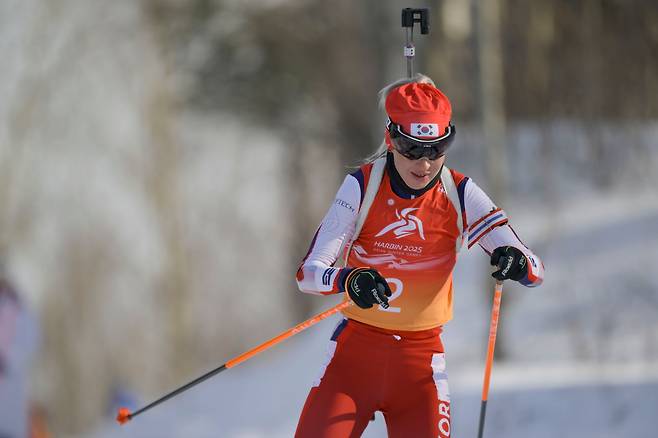 한국의 예카테리나 압바쿠모바가 11일 중국 동북부 야불리에서 열린 제9회 동계 아시안게임 바이애슬론 여자 7.5km 스프린트 경기에서 스키를 타고 있다./신화 연합뉴스