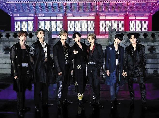 경복궁 근정전을 배경으로 공연한 BTS. 지민, 슈가, 제이홉이 김리을 디자이너 옷을 입었다. /유튜브