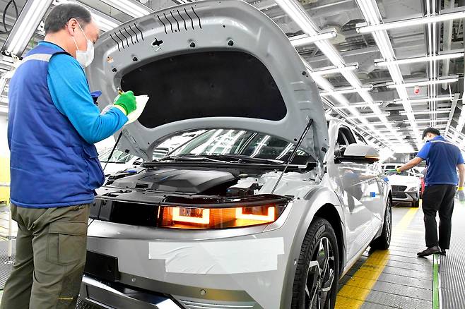 현대차 울산공장에서 근로자들이 아이오닉5를 생산하고 있다./현대차 제공
