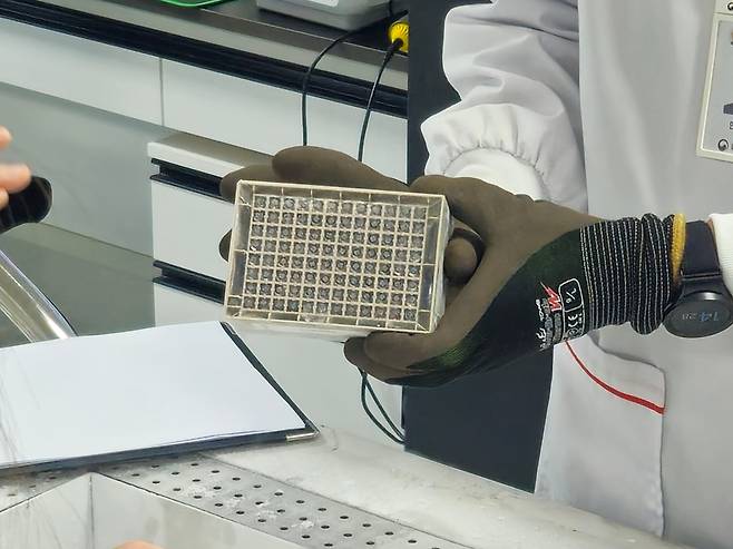 지난 11일 오후 충북 오송의 국립중앙인체자원은행(NBK)에 입고된 117명의 인체자원에 대한 접수·검수 작업이 진행되고 있다./염현아 기자