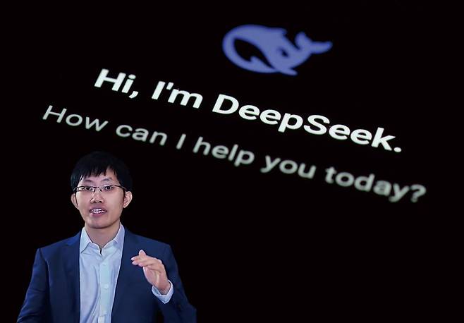 스마트폰에서 딥시크 애플리케이션이 구동하는 모습과 창업자 량원펑. /AP연합·위챗