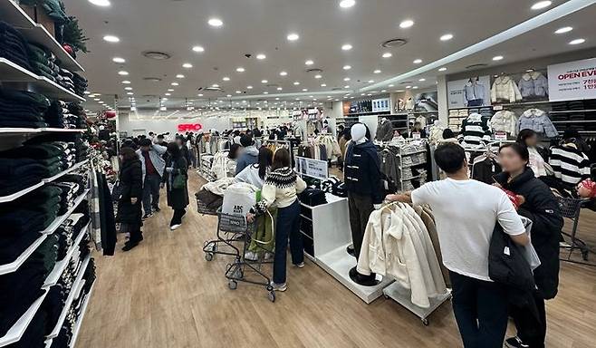 스파오 롯데월드몰점에서 소비자들이 쇼핑을 하고 있다.ⓒ이랜드