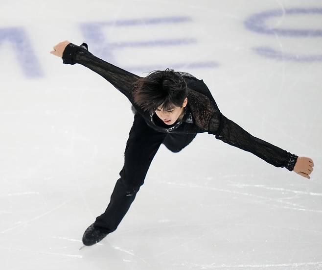 쇼트프로그램에서 전신을 쓰는 역동적인 스텝 시퀀스를 보여주고 있는 차준환. 2025 하얼빈 겨울 아시안게임 조직위원회 제공