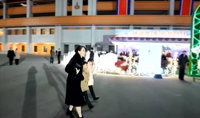 북한 조선중앙TV가 보도한 신년 경축공연에 김여정 노동당 부부장이 남아, 여아와 함께 참석한 모습. 2025.01.03. 조선중앙TV 캡처
