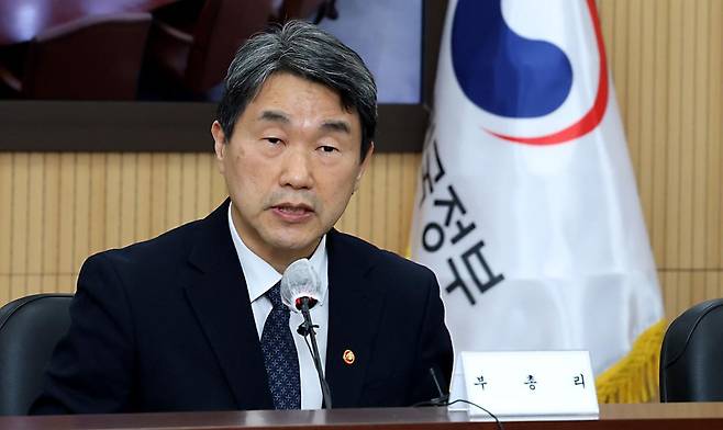 이주호 사회부총리 겸 교육부 장관이 11일 오후 세종시 정부세종청사에서 열린 사회관계장관회의에 앞서 지난 10일 대전의 한 초등학교 교사에 의해 사망한 김하늘 학생에 대한 대책마련과 추모 발언을 하고 있다. 2025.2.11 (세종=뉴스1)